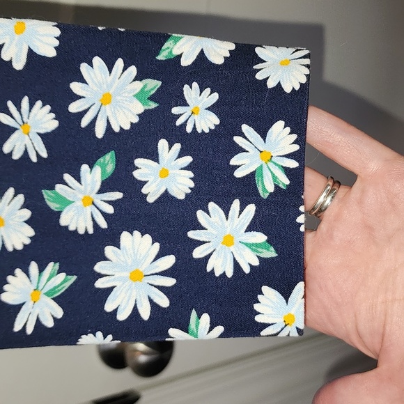 Old Navy Pixie Ankle Pants in Navy with Daisy Print - Picture 6 of 6